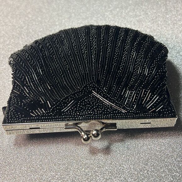 Beautiful Vintage Clam Shell Beaded Bag with Silver Chain. P20 - Picture 2 of 5